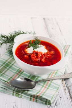 Ukrayna ve Rus ulusal kırmızı çorba borsch ekşi krema ile