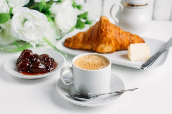 Desayuno con café, croissant y mermelada de fresa — Foto de Stock