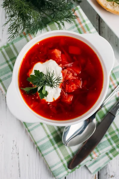 Ukraiński i rosyjski krajowy czerwona zupa barszcz z kwaśną śmietaną — Zdjęcie stockowe