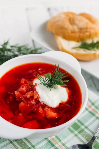 Sopa roja nacional ucraniana y rusa borsch con crema agria — Foto de Stock