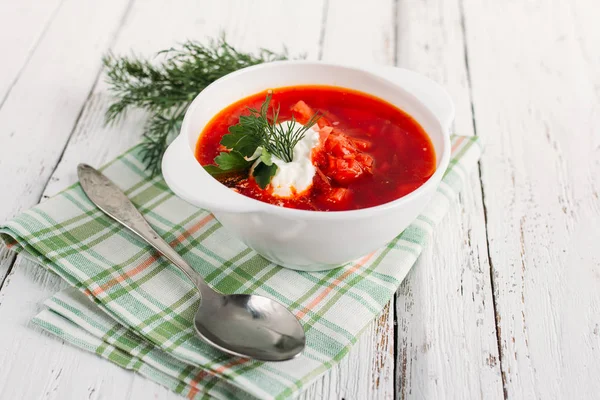 Oekraïense en Russische nationale Rode soep borsch met zure room — Stockfoto