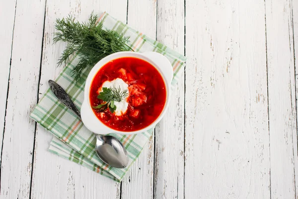 Sopa vermelha nacional ucraniana e russa borsch com nata azeda — Fotografia de Stock