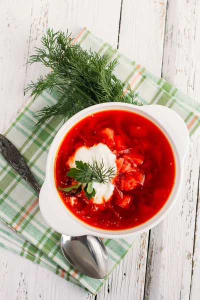 Sopa roja nacional ucraniana y rusa borsch con crema agria — Foto de Stock