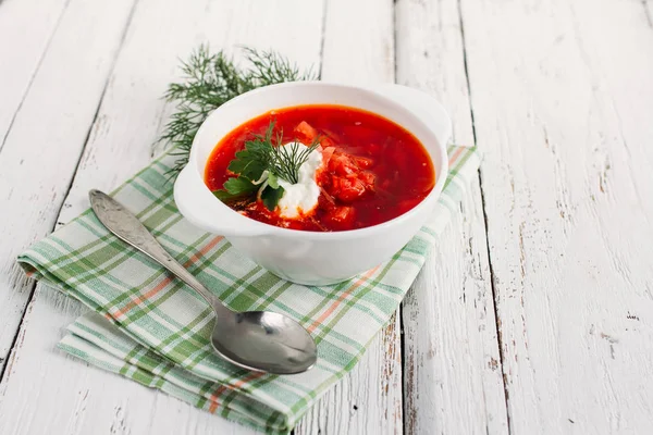 Ukrainische und russische nationale rote Suppe Borschtsch mit saurer Sahne — Stockfoto