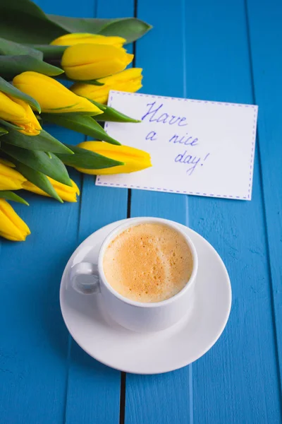 Bouquet de tulipes jaunes et une tasse de café — Photo