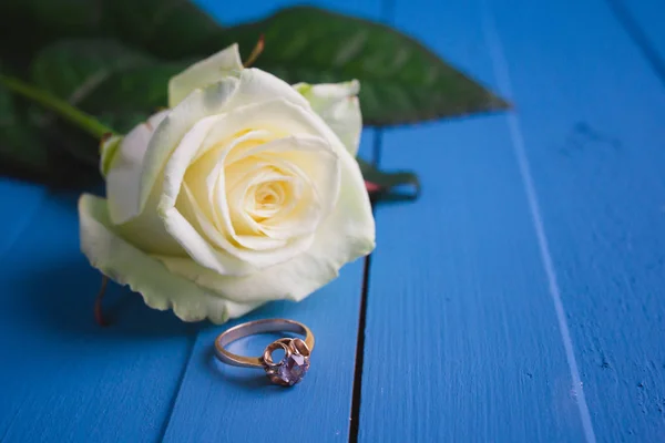 Fehér Rózsa esküvői és eljegyzési gyűrű — Stock Fotó