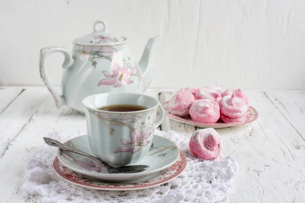 Guimauves maison - zéphyr avec une tasse de thé — Photo
