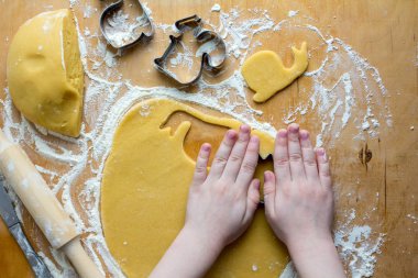 Çocuk ev yapımı bisküvi hazırlar