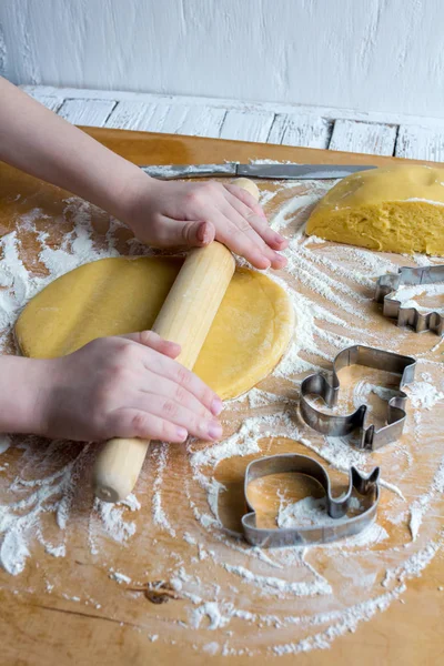 The child prepares homemade biscuits — Stock Photo, Image