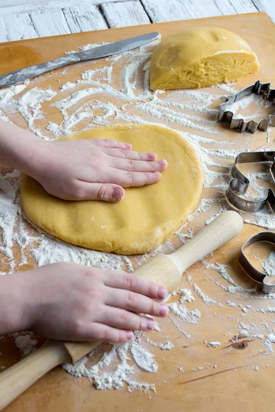 Das Kind bereitet selbst gebackene Kekse zu — Stockfoto