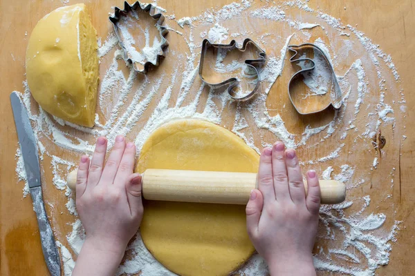 Ребенок готовит домашнее печенье — стоковое фото