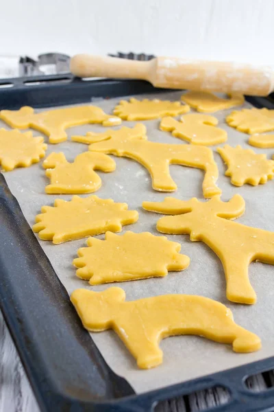 Виготовлення домашнього печива різної форми — стокове фото