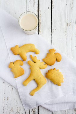 Beyaz bir tablo üzerinde ev yapımı bisküvi