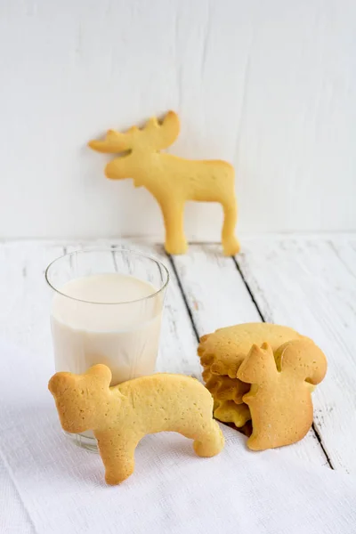 Домашнє печиво на білому столі — стокове фото