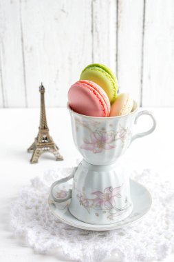 Beyaz ahşap zemin üzerinde Kupası'nda Fransızca macaroons