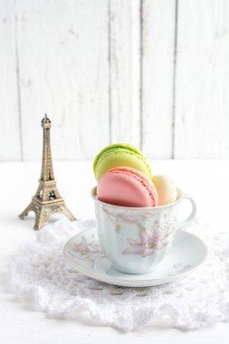 Beyaz ahşap zemin üzerinde Kupası'nda Fransızca macaroons