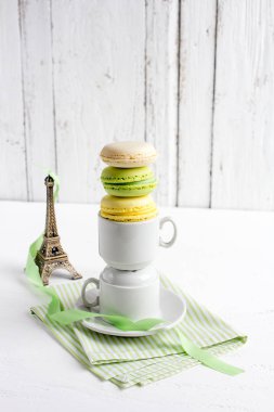 Beyaz ahşap zemin üzerinde Kupası'nda Fransızca macaroons