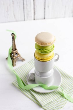 Beyaz ahşap zemin üzerinde Kupası'nda Fransızca macaroons