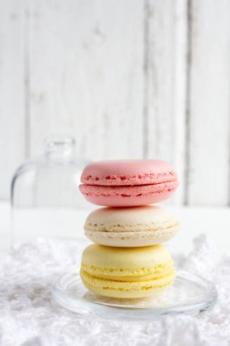 Beyaz ahşap arka plan üzerinde renkli Fransızca macaroons