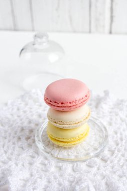 Beyaz ahşap arka plan üzerinde renkli Fransızca macaroons