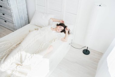 Yatakta uyuyan kadın 