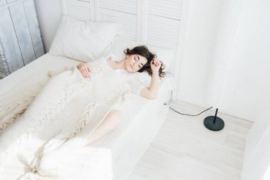 Yatakta uyuyan kadın 