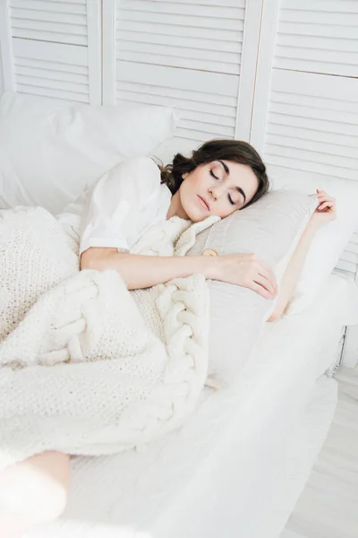 Женщина спит в постели — стоковое фото