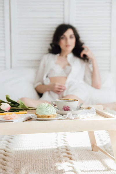 Женщина завтракает в постели — стоковое фото
