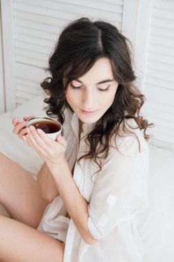 Sabahleyin yatakta çay içme kız