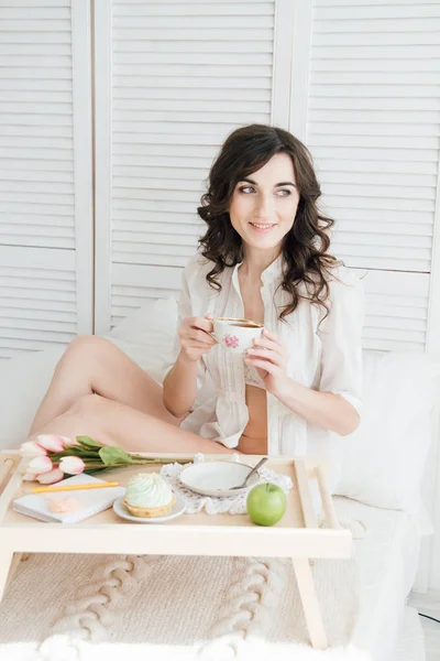 Mujer desayunando en la cama — Foto de Stock