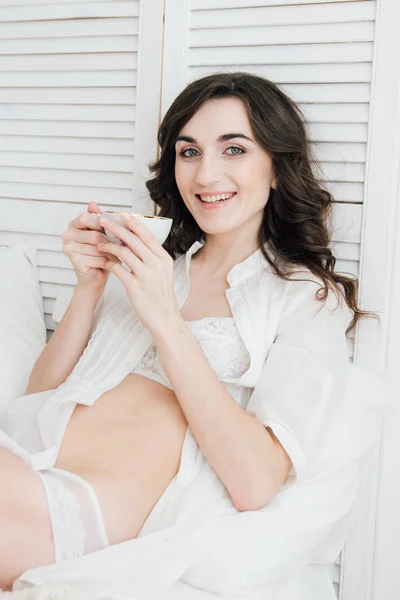Chica bebiendo té en la cama por la mañana — Foto de Stock