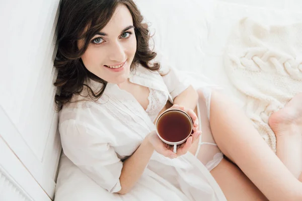 아침에 침대에서 차를 마시는 여자 — 스톡 사진