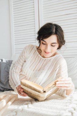 Kahvaltıda bir kitap okuma kız 