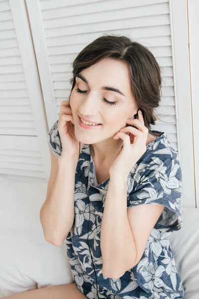 Mujer escucha con entusiasmo la música en los auriculares con lapto — Foto de Stock