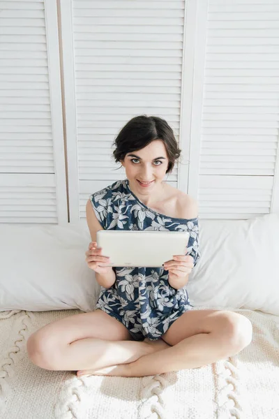 Chica mirando la tableta en la cama — Foto de Stock