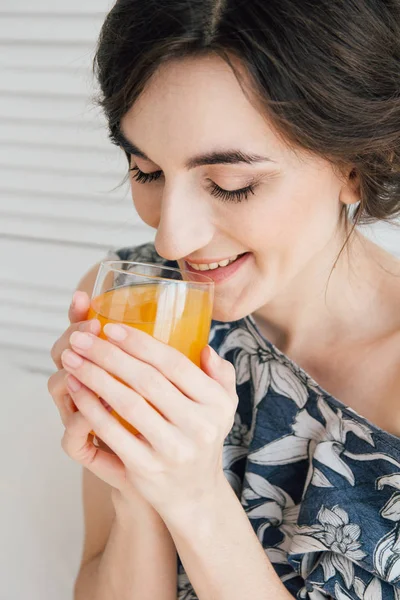 Девушка пьет апельсиновый сок на завтрак в постель — стоковое фото