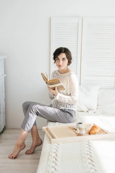 Dziewczyna z książką na śniadanie — Zdjęcie stockowe