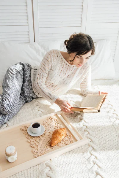 Dziewczyna z książką na śniadanie — Zdjęcie stockowe