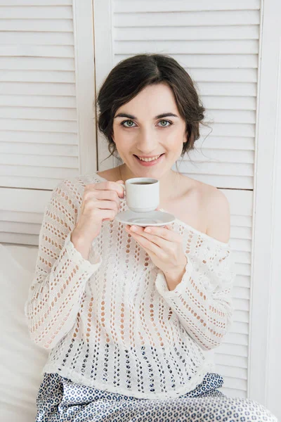 Девушка пьет кофе и круассан в постели — стоковое фото