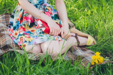 Güzel kadın bahar bahçe bir kitap okuma