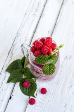 Ahududu kavanoz içinde