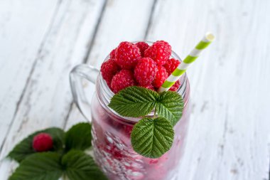 Ahududu kavanoz içinde