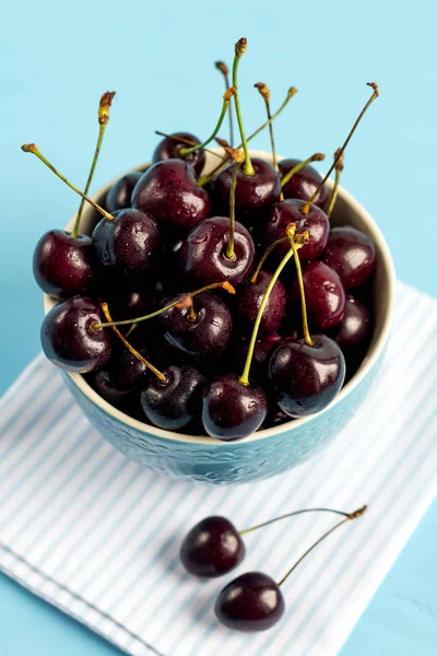 Cereza en el tazón — Foto de Stock