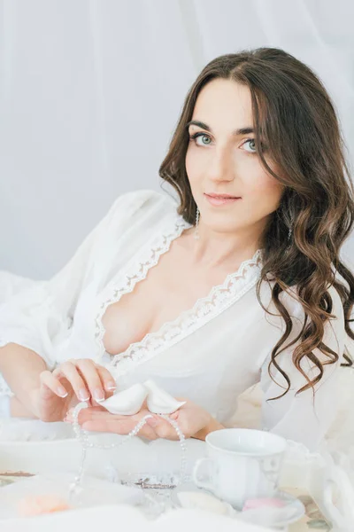 Wanita muda cantik berpakaian putih bubur di pagi hari — Stok Foto