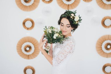 Güzel mutlu genç gelin damat için bekliyor. 