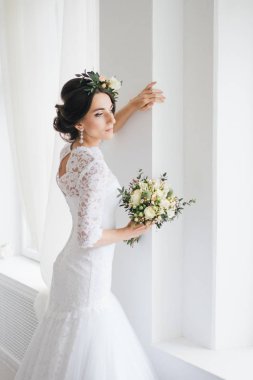 Güzel mutlu genç gelin damat için bekliyor. 