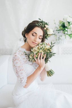 Güzel mutlu genç gelin damat için bekliyor. 