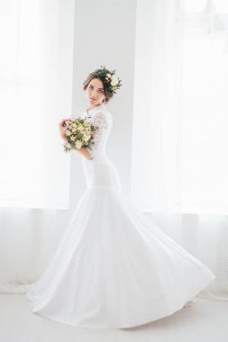 Güzel mutlu genç gelin damat için bekliyor. 