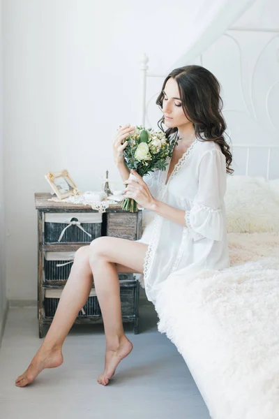 Krásná mladá žena v bílém negližé ráno — Stock fotografie