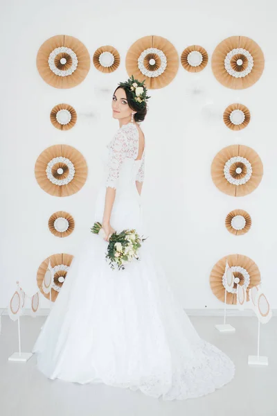 Mooie gelukkig jonge bruid bruidegom te wachten. — Stockfoto